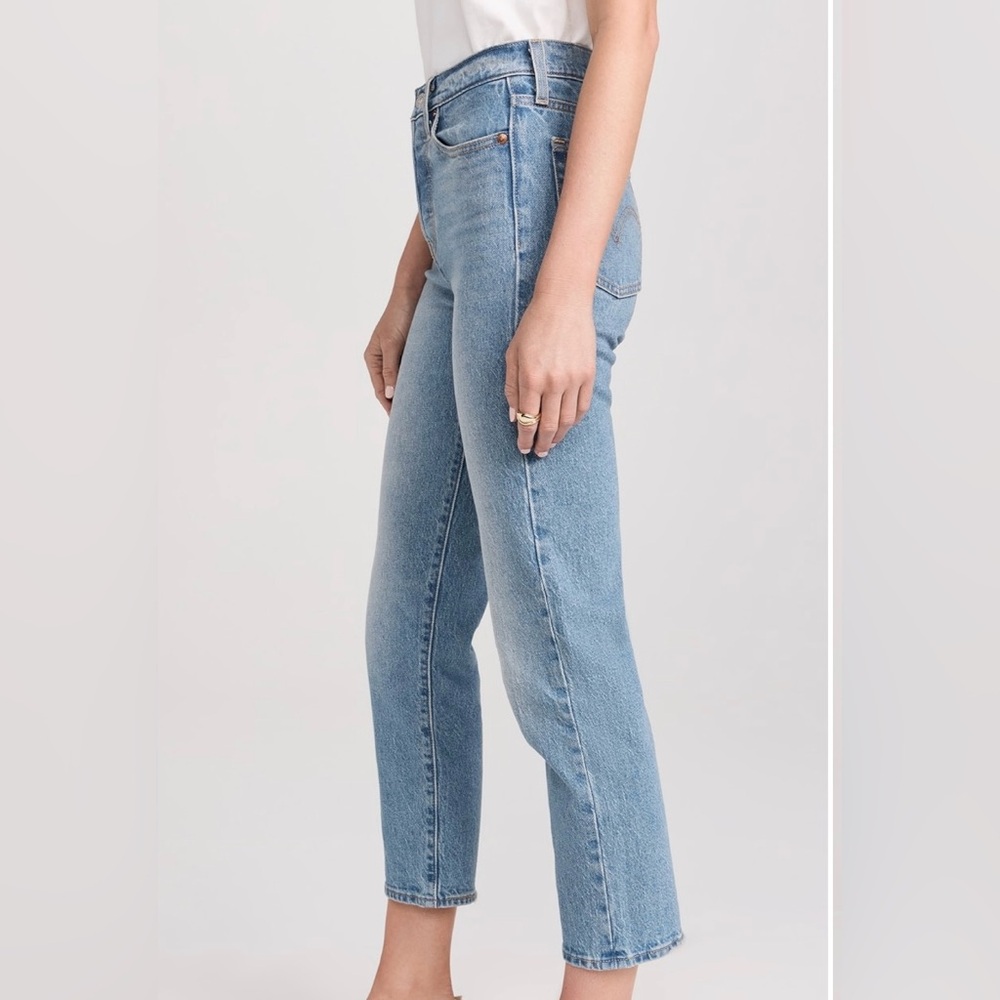 Wedgie Straight Levi’s in Christina - Light Wash